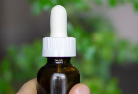 Hemp Oil for your skin - the latest Beauty Trend | HERBLIZ